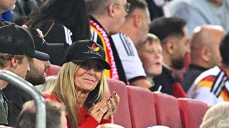Famili&auml;re Unterst&uuml;tzung f&uuml;r den neuen Bundestrainer: Ehefrau Ulla Klopp und sein Sohn Marc Klopp sa&szlig;en beim ersten Heimspiel gegen Griechenland in Augsburg auf der Trib&uuml;ne.