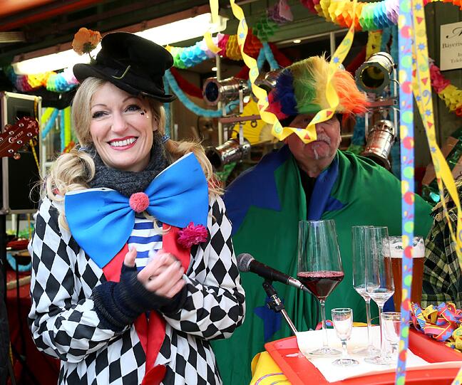 Monika Gruber ist ebenfalls für Dreharbeiten zur Serie "München 7" am Viktualienmarkt.