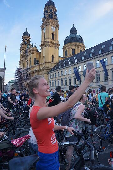 Die Radl-Nacht auf Münchens Straßen war ein voller Erfolg - knapp 8.000 Radfahrer gingen gemeinsam auf Tour durch die Münchener Innenstadt.