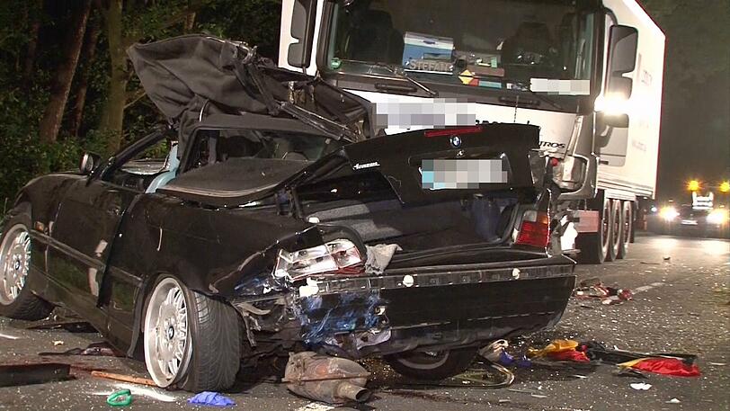 Im Cabrio starben vier Insassen im Alter zwischen 18 und 43 Jahren.