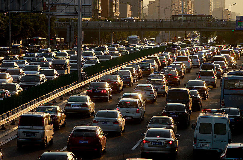 Straßenverkehr in Peking: Die Nachfrage nach Autos in China steigt weiter. Foto: Diego Azubel