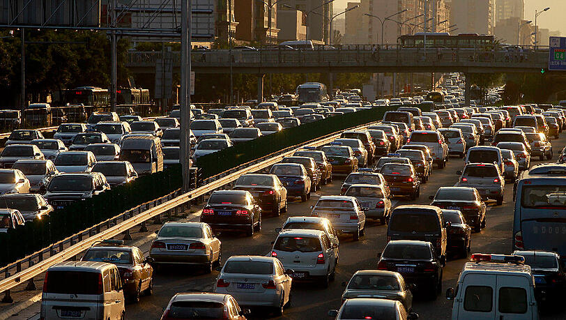 Straßenverkehr in Peking: Die Nachfrage nach Autos in China steigt weiter. Foto: Diego Azubel Straßenverkehr in Peking: Die Nachfrage nach Autos in China steigt weiter. Foto: Diego Azubel