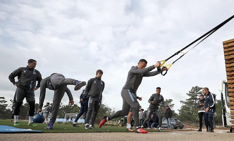 Schuften, stemmen, springen bis zu Erschöpfung. Die schweißtreibenden Trainingsbilder vom Dienstag zum Durchklicken.