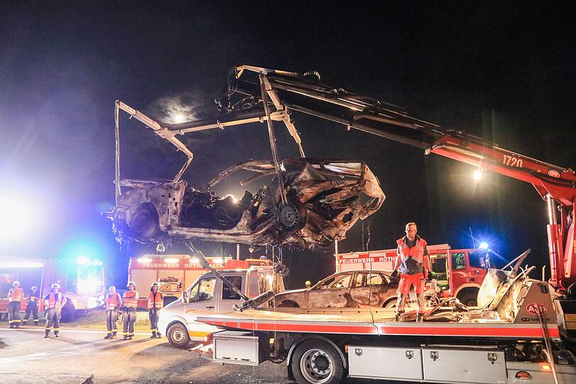 Unfall-Drama auf der A3 bei Nürnberg - Bilder vom Bergungseinsatz.