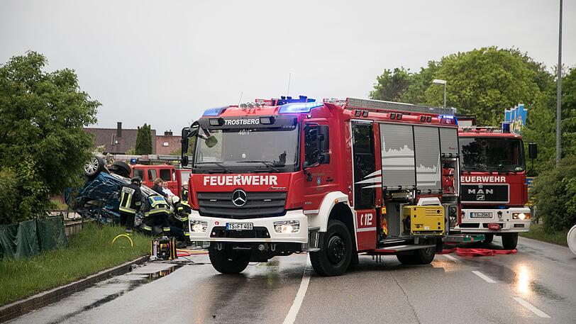 Bei einem Frontalcrash mit einem Lkw kam ein 18-jähriger Autofahrer in Trostberg ums Leben.