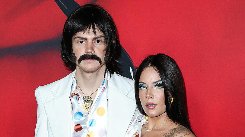 Evan Peters und Halsey zusammen bei der Feier zur 100. Folge von "American Horror Story"