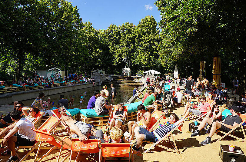 Schuhe aus, Füße in den Sand und Wohlfühlen: Der Vater-Rhein-Brunnen bekommt wieder Gesellschaft.