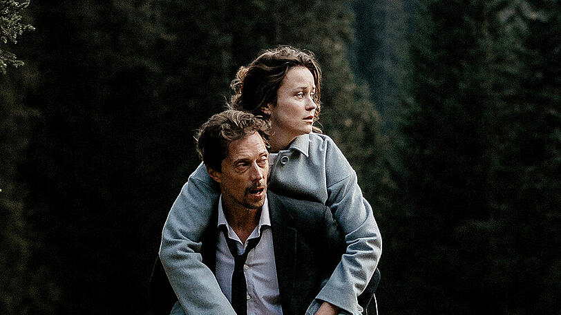 "Now or never": Sterbehelfer Henry (Michael Pink) hat sich auf einen Trip in die Berge mit seiner Klientin Rebecca (Tinka Fürst) eingelassen