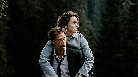 "Now or never": Sterbehelfer Henry (Michael Pink) hat sich auf einen Trip in die Berge mit seiner Klientin Rebecca (Tinka Fürst) eingelassen