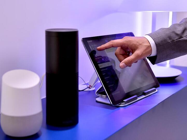 Die Lautsprecher Google Home (l) und Amazon Echo, ausgestattet mit den Sprachassistenten Google Assistant und Alexa, auf der Internationalen Funkausstellung IFA.