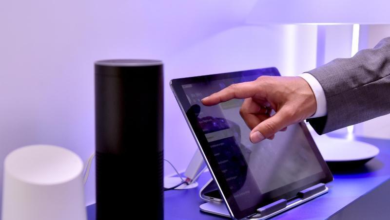 Die Lautsprecher Google Home (l) und Amazon Echo, ausgestattet mit den Sprachassistenten Google Assistant und Alexa, auf der Internationalen Funkausstellung IFA. Die Lautsprecher Google Home (l) und Amazon Echo, ausgestattet mit den Sprachassistenten Google Assistant und Alexa, auf der Internationalen Funkausstellung IFA.
