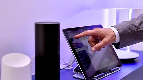 Die Lautsprecher Google Home (l) und Amazon Echo, ausgestattet mit den Sprachassistenten Google Assistant und Alexa, auf der Internationalen Funkausstellung IFA.