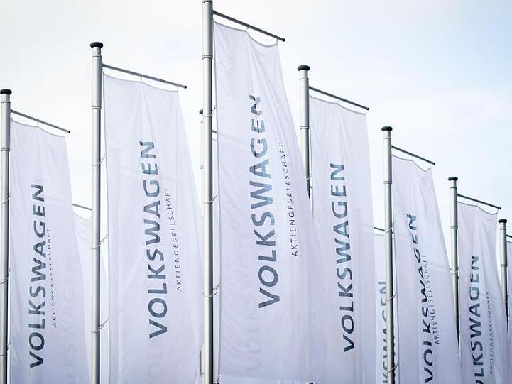 VW geht davon aus, dass rund zwei Jahre vor dem Oberlandesgericht Braunschweig und danach zwei weitere Jahre vor dem Bundesgerichtshof verhandelt wird.