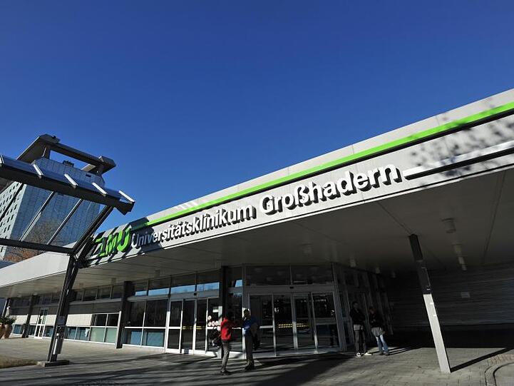 Der Eingang zur Uniklinik Großhadern in München. Foto: Andreas Gebert/dpa/Archivbild