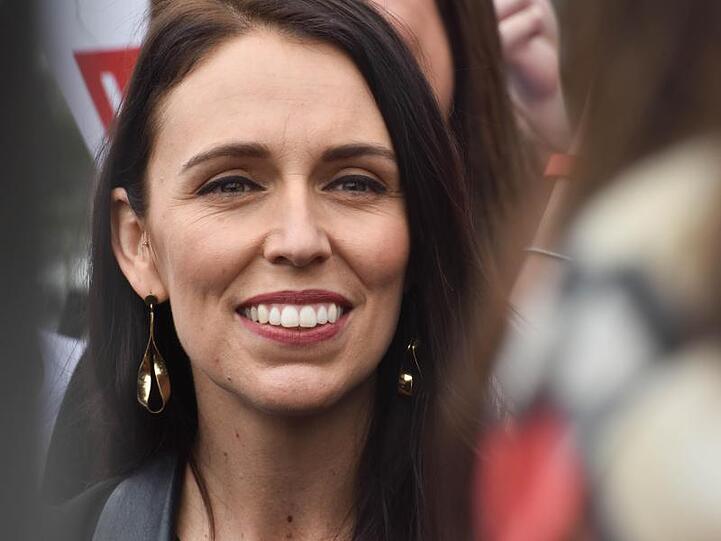 Jacinda Ardern hilft, wo sie kann.