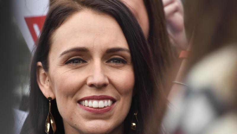 Jacinda Ardern hilft, wo sie kann. Jacinda Ardern hilft, wo sie kann.