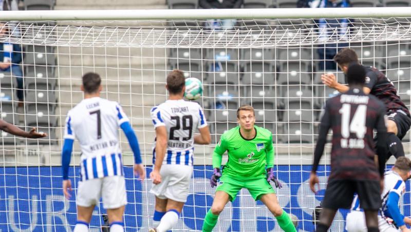 Marc Oliver Kempf (r) brachte den VfB Stuttgart bei Hertha BSC auf die Siegerstraße.