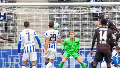 Marc Oliver Kempf (r) brachte den VfB Stuttgart bei Hertha BSC auf die Siegerstraße.