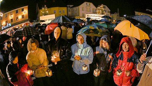 Kerzen hielten die Bürger Fürstenzells bei ihrer Demonstration Kerzen hielten die Bürger Fürstenzells bei ihrer Demonstration