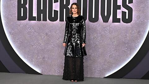 Keira Knightley trug bei der Premiere von "Black Doves" einen Look von Chanel.