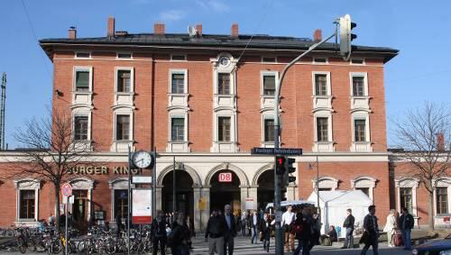 Wegen einer Bombendrohung wurde der Pasinger Bahnhof gesperrt Wegen einer Bombendrohung wurde der Pasinger Bahnhof gesperrt