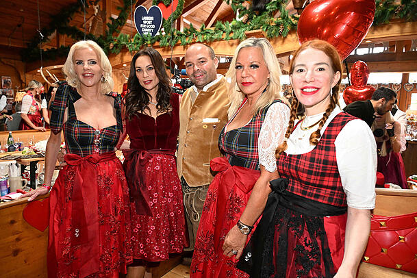 Wildstuben-Wirt Klaus Renoldi mit Dirndl-Designerin Astrid Söll, TV-Star Lilly Becker, PR-Profi Birgit Fischer-Höper und Ralph Siegels Ehefrau Laura. Wildstuben-Wirt Klaus Renoldi mit Dirndl-Designerin Astrid Söll, TV-Star Lilly Becker, PR-Profi Birgit Fischer-Höper und Ralph Siegels Ehefrau Laura.