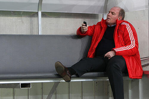 Geplagt und geehrt: Uli Hoeneß hate zuletzt einen Gichtanfall, gestern bekam er die Plastik &bdquo;Der Sieger&ldquo; für den &bdquo;Sponsors&ldquo;-Ehrenpreis.