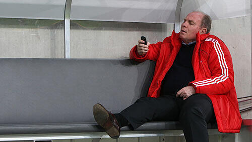 Geplagt und geehrt: Uli Hoeneß hate zuletzt einen Gichtanfall, gestern bekam er die Plastik „Der Sieger“ für den „Sponsors“-Ehrenpreis. Geplagt und geehrt: Uli Hoeneß hate zuletzt einen Gichtanfall, gestern bekam er die Plastik „Der Sieger“ für den „Sponsors“-Ehrenpreis.