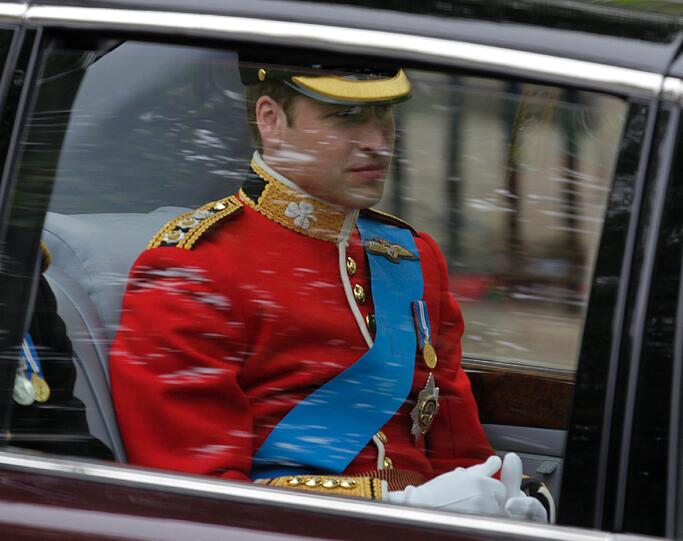 Prinz William wird zur Abbey gefahren - dort wartet er auf seine Braut Kate.