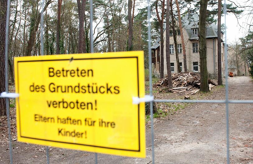 Ärger um Bushidos Villa: Im April 2012 verstieß Bushido beim Umbau seiner Villa gegen den Denkmalschutz. Gegen Bushido wurde ein Bußgeldverfahren eingeleitet und ein Baustopp erwirkt.