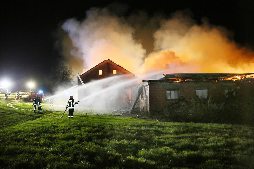 Scheunenbrand in Litlbach. Die Bilder vom Feuerwehreinsatz.