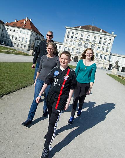 Der 15-jährige William Stuhlreyer (vorne, r), seine Mutter Kim (vorne, l), seine Schwester Ellie (hinten, r) und sein Vater Tom haben am Donnerstag das Schloss Nymphenburg besucht. Die Bilder.