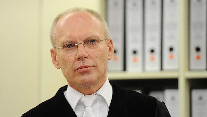 Auch der vorsitzende Richter Manfred Götzl ist sich sicher, dass der Zeuge nicht die Wahrheit sagt. Auch der vorsitzende Richter Manfred Götzl ist sich sicher, dass der Zeuge nicht die Wahrheit sagt.