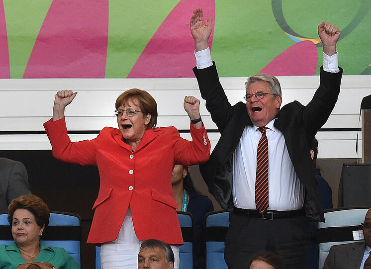 2014 darf die Kanzlerin wieder jubeln: Bei der Weltmeisterschaft in Brasilien spielt sich die deutsche Nationalmannschaft zum Titel.