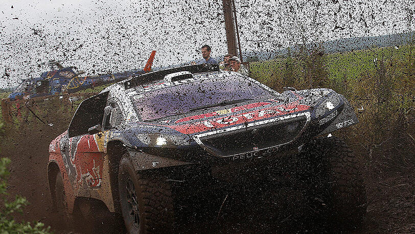 Zeigt sich von seiner besten Seite: Dakar-Debütant Sébastien Loeb. Zeigt sich von seiner besten Seite: Dakar-Debütant Sébastien Loeb.