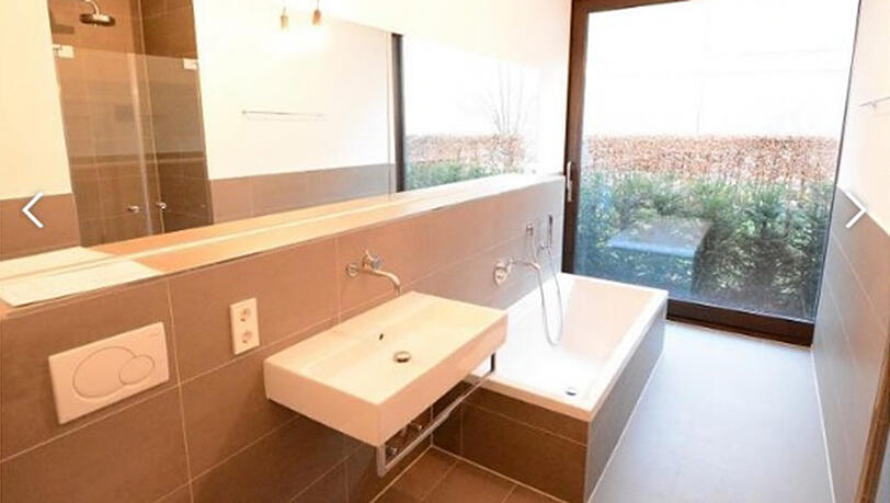 Das Bad der Erdgeschosswohnung mit Einblick. Das Bad der Erdgeschosswohnung mit Einblick.