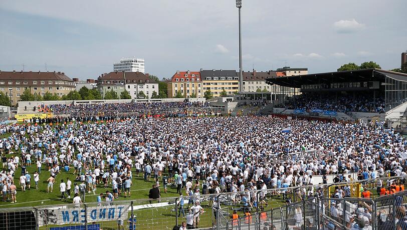 Nach dem Abpfiff gab es im Grünwalder kein Halten mehr. Nach dem Abpfiff gab es im Grünwalder kein Halten mehr.