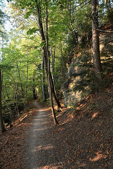 Unterhalb der Hochleite kann man an den Felsen vorbeispazieren.