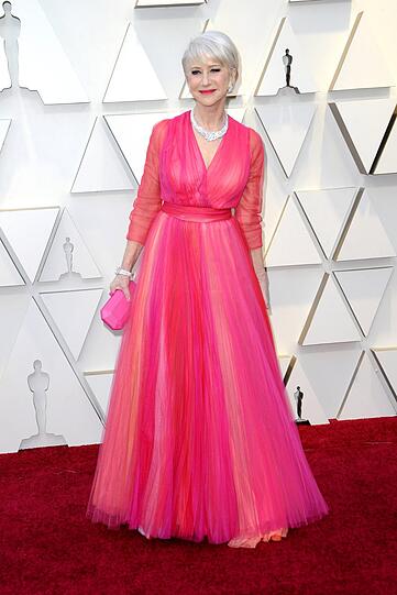 Top: Helen Mirren in Schiaparelli Haute Couture. Die Farbe ist gewöhnungsbedürftig, aber Schnitt und Passform sind traumhaft.