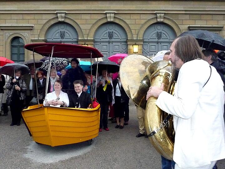 Das Ägyptische Museum in der Residenz ist am Montag mit einer Prozession ins neue Quartier umgezogen. Im Boot sitzen Direktorin Silvia Schoschke mit Amenemhet auf dem Schoß und Christian Raißle.