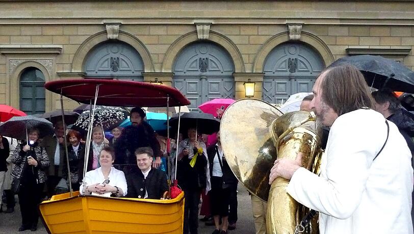 Das Ägyptische Museum in der Residenz ist am Montag mit einer Prozession ins neue Quartier umgezogen. Im Boot sitzen Direktorin Silvia Schoschke mit Amenemhet auf dem Schoß und Christian Raißle. Das Ägyptische Museum in der Residenz ist am Montag mit einer Prozession ins neue Quartier umgezogen. Im Boot sitzen Direktorin Silvia Schoschke mit Amenemhet auf dem Schoß und Christian Raißle.