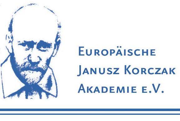 Das Logo der Europäischen Janusz Korczak Universität in der Ludwigsvorstadt.