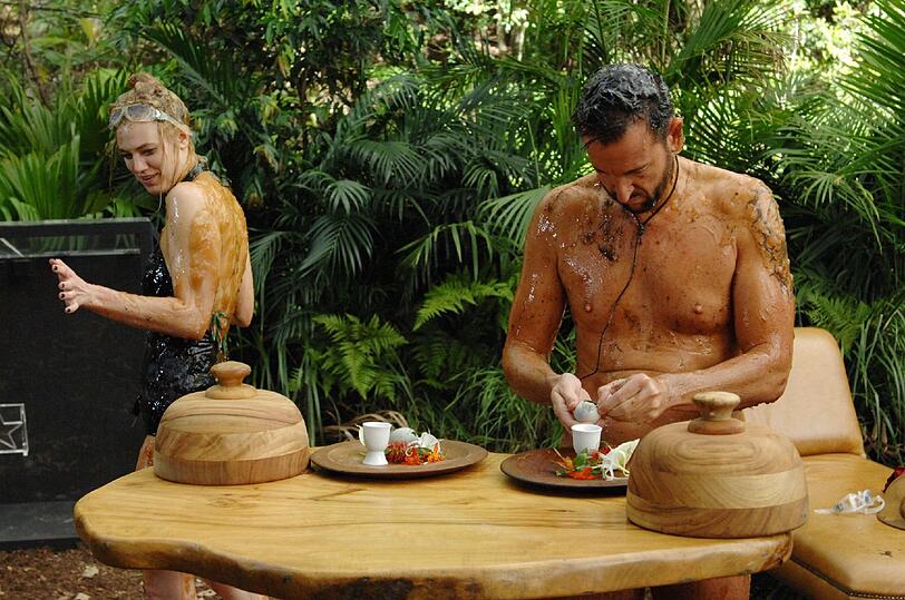 Larissa: &ldquo;Ich esse das nicht.&ldquo; Michael: &bdquo;Ich versuche es.&ldquo; Larissa riecht angewidert am Ei: &bdquo;Ich mache es nicht, es ist so eklig.&ldquo;