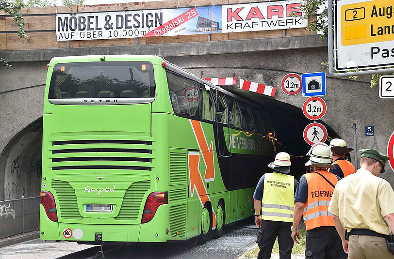 Ein Doppeldeckerbus steckt in der Laimer Röhre fest.