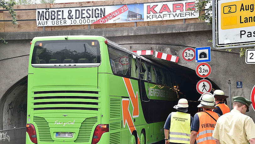 Ein Doppeldeckerbus steckt in der Laimer Röhre fest. Ein Doppeldeckerbus steckt in der Laimer Röhre fest.