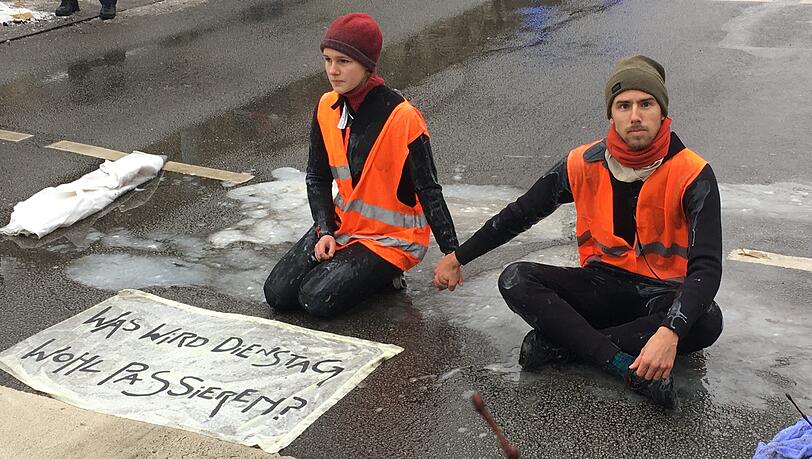 Mitglieder der Gruppierung Letzte Generation wollen sich auch am Dienstagmorgen wieder am Stachus versammeln "und weiter Widerstand leisten".