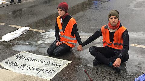 Mitglieder der Gruppierung Letzte Generation wollen sich auch am Dienstagmorgen wieder am Stachus versammeln "und weiter Widerstand leisten".