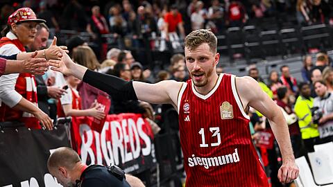 Lie&szlig; sich von den Fans feiern: Bayerns Matchwinner Andreas Obst.