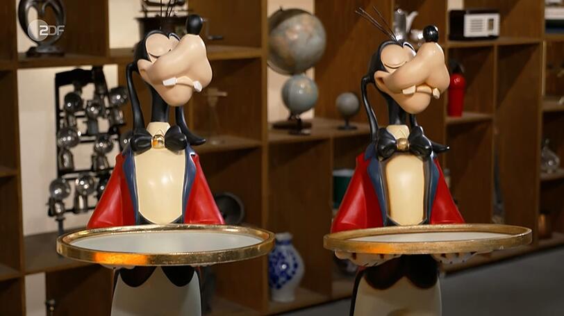 Bei den beiden Figuren im Studio handelte es sich um Exemplare aus Polyresin, einem Kunstharz. Bei den beiden Figuren im Studio handelte es sich um Exemplare aus Polyresin, einem Kunstharz.