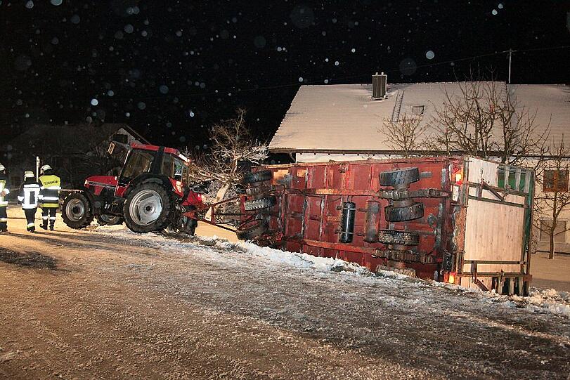 Unfall mit Schweine-Hänger auf der Staatsstraße 2084 in Richtung Schwindegg. Die Bilder